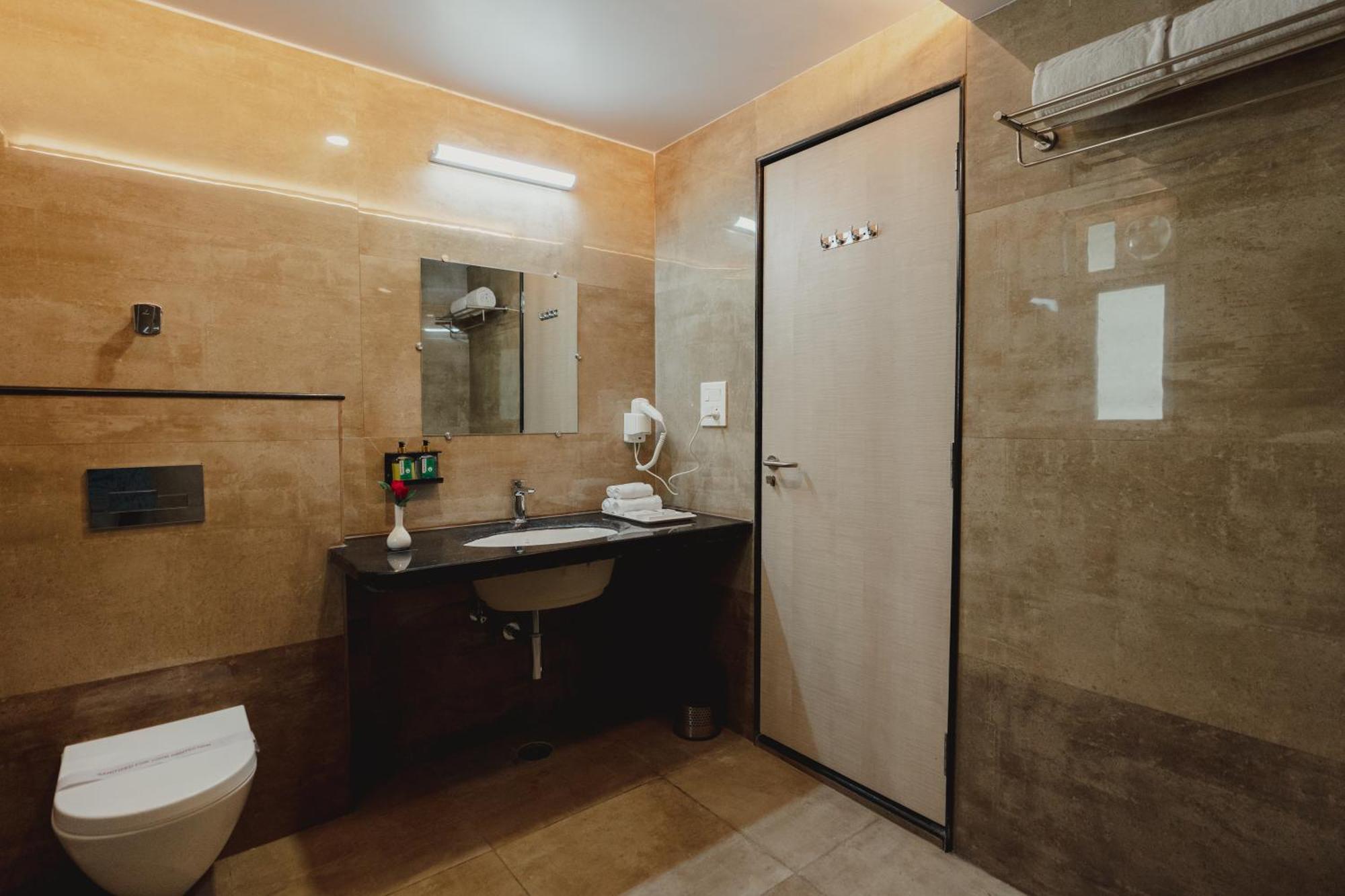Hotel Bigwig ジャバルプル エクステリア 写真
